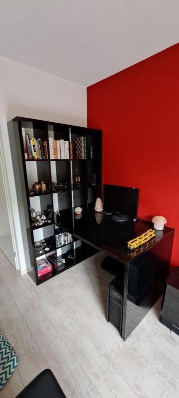 Bureau en kast ineen beschikbaar voor biedingen