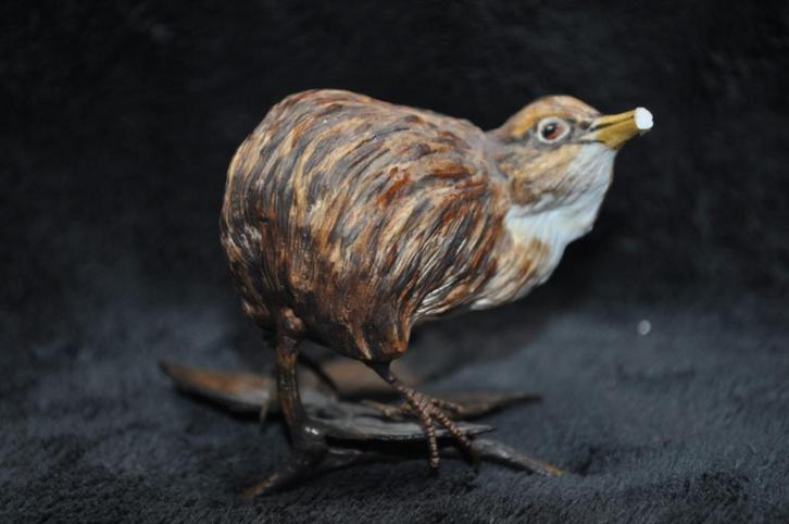 Kiwi van keramiek op metalen tak met blad, Verzamelen, Dierenverzamelingen, Zo goed als nieuw, Beeldje of Figuurtje, Vogel, Ophalen of Verzenden