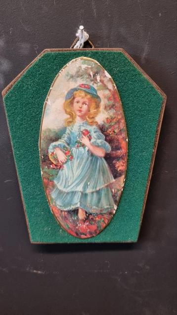 1523 antiek lijst met meisje, achtergrond groen vilt 13x10cm beschikbaar voor biedingen