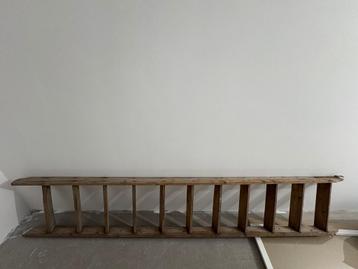 Oude Houten trap beschikbaar voor biedingen