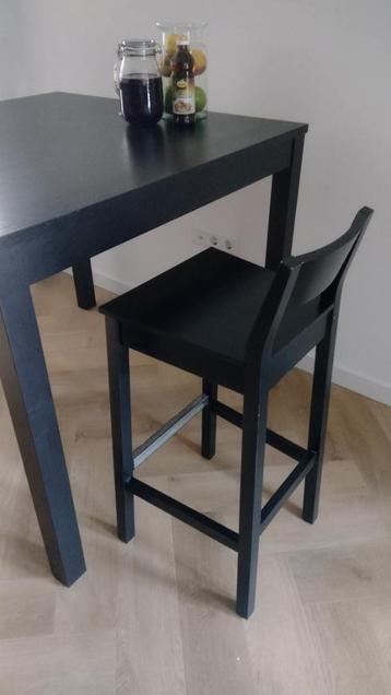 Bartafel en barkruk beschikbaar voor biedingen