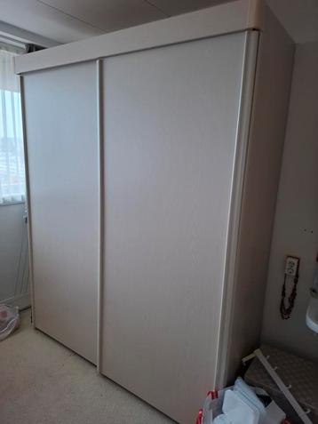 Mooie kledingkast met schuifdeuren beschikbaar voor biedingen