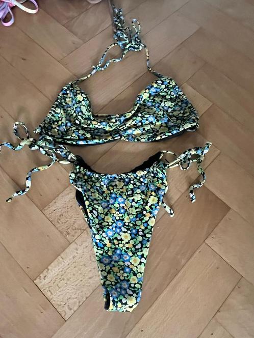 Bloemetjesbikini Mango M/36-38, Kleding | Dames, Badmode en Zwemkleding, Zo goed als nieuw, Bikini, Zwart, Ophalen of Verzenden