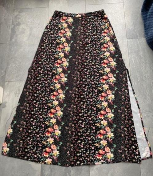 Leuke lange rok van AMISU, maat 42 (qwe), Kleding | Dames, Rokken, Zo goed als nieuw, Maat 42/44 (L), Onder de knie, Ophalen of Verzenden