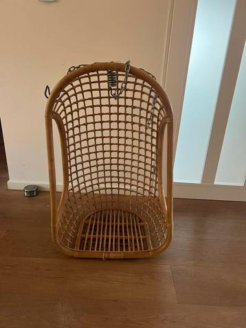 Rotan hangstoel beschikbaar voor biedingen