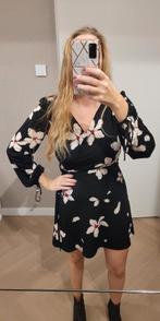 Mango zwarte jurk met bloemen Small, Kleding | Dames, Jurken, Mango, Verzenden, Zwart, Nieuw