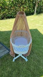 Mooi rotan wiegje met wieltjes, matrasje en taupe hemeltje, Kinderen en Baby's, Babywiegjes en Ledikanten, Ophalen, Gebruikt, Wieg
