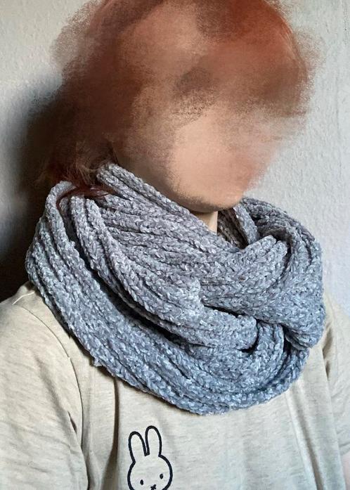 Gebreide grijze colsjaal • ronde sjaal voor de winter, Kleding | Dames, Mutsen, Sjaals en Handschoenen, Zo goed als nieuw, Sjaal
