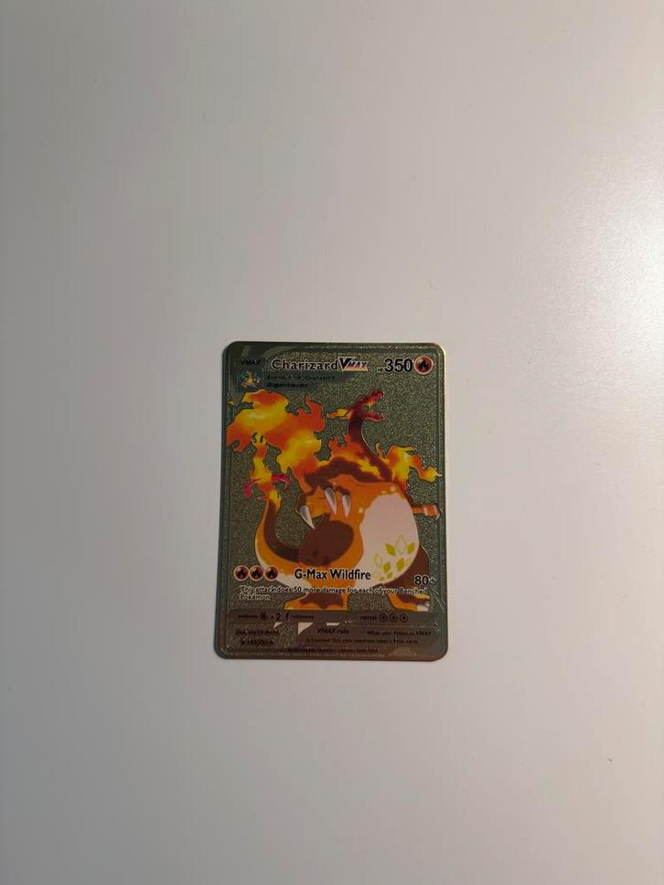 Pokemon - Gouden metalen Charizard VMAX kaart, Hobby en Vrije tijd, Verzamelkaartspellen | Overige, Zo goed als nieuw, Losse kaart