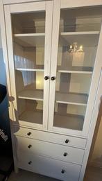 Witte Hemnes vitrinekast, Ophalen, 50 tot 100 cm, Zo goed als nieuw, Met lade(s)