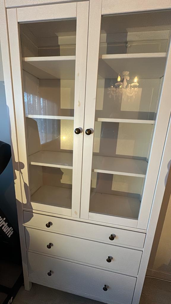Witte Hemnes vitrinekast, Huis en Inrichting, Kasten | Kledingkasten, Zo goed als nieuw, 150 tot 200 cm, 50 tot 100 cm, 25 tot 50 cm
