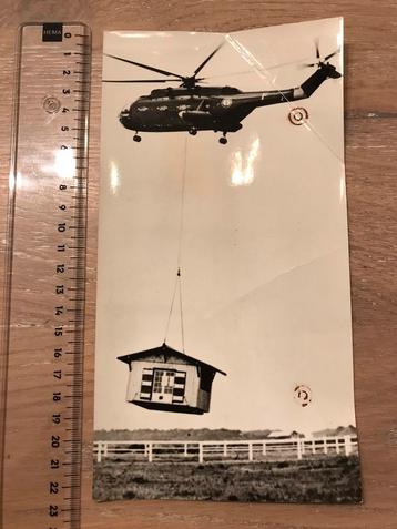 Persfoto Super Frelon Helikopter takelt een huis Luchtvaart  beschikbaar voor biedingen