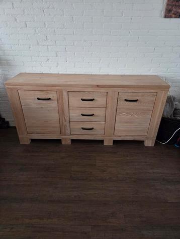 Massief eikenhouten dressoir met 3 lades en 2 kastjes beschikbaar voor biedingen