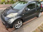 Peugeot 107 1.0 12V 3DR 2010 Grijs, Auto's, Peugeot, Voorwielaandrijving, Stof, Metallic lak, 4 stoelen