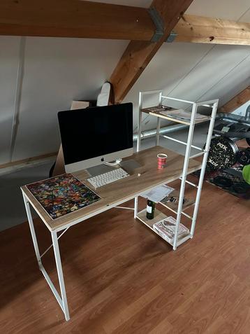 Gratis Bureau - Kleine verfplek, makkelijk schoon te maken!