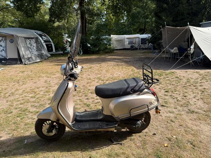 Btv riva champagne kleur, Fietsen en Brommers, Brommers | Overige merken, Gebruikt, Ophalen of Verzenden