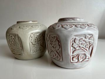 Set 2 Vintage Mobach Vaas Flora Gemberpot Relief Wit 080 beschikbaar voor biedingen
