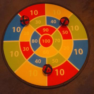 Dartbord met klittenband balletjes beschikbaar voor biedingen