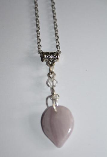 Fijne zilverkleurige ketting met een lila hangertje beschikbaar voor biedingen