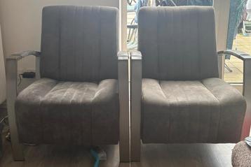 2 fauteuils zo goed als nieuw beschikbaar voor biedingen