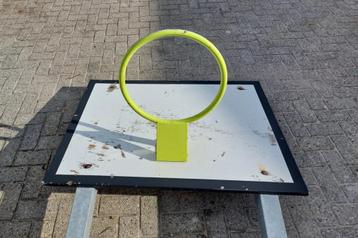 Basket met dubbele paal beschikbaar voor biedingen