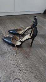 Guess pumps, maat 39 in zwart en nude, Kleding | Dames, Schoenen, Ophalen of Verzenden, Gedragen