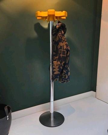 Super hippe / retro gele Italiaanse kapstok Velca beschikbaar voor biedingen