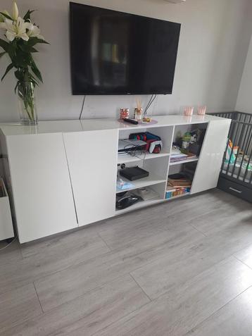 Witte hoogglans tv kast. GRATIS.