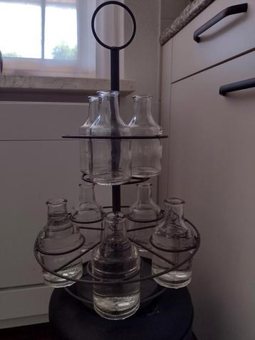Zwart metalen etagère met flesjes. beschikbaar voor biedingen