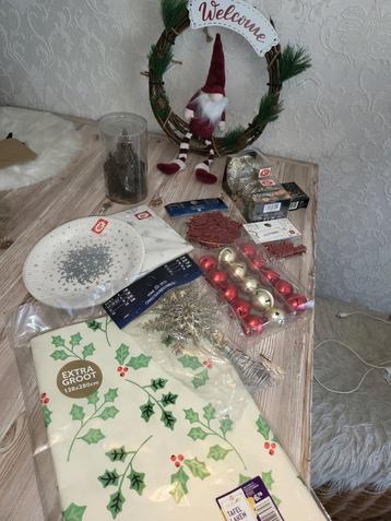 Kerst set met nieuwe spullen en een krans beschikbaar voor biedingen