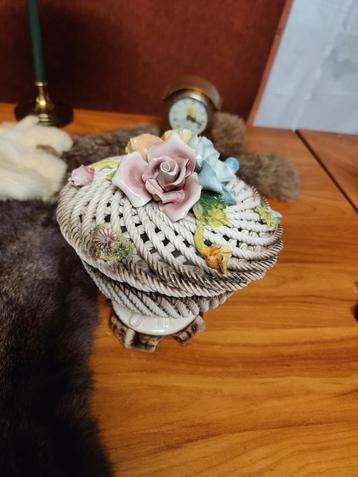 Capodimonte Stijl Keramiek Mandje met Bloemen & Deksel beschikbaar voor biedingen