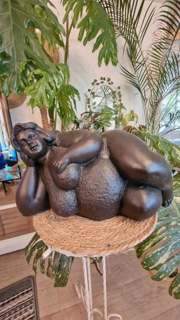 liggende dame, tweede dame uit de set beschikbaar voor biedingen