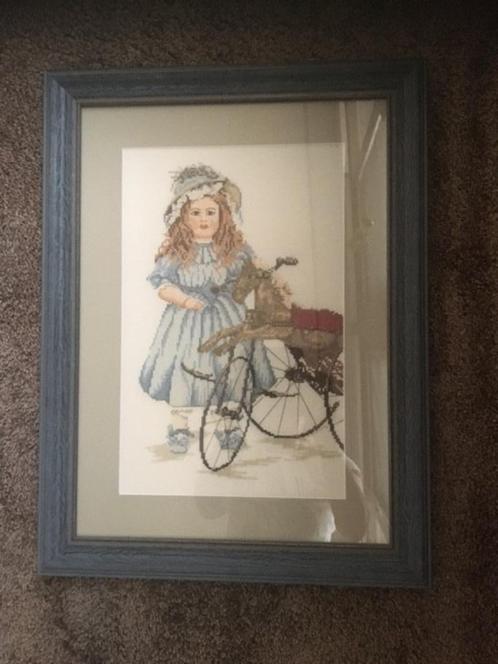 hand geborduurd werk 'Pop met fiets", Huis en Inrichting, Woonaccessoires | Wanddecoraties, Zo goed als nieuw, Ophalen of Verzenden