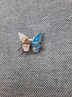 Goudkleurige vlinder pin met witte en blauwe vleugel te koop, Verzamelen, Speldjes, Pins en Buttons, Ophalen of Verzenden, Nieuw