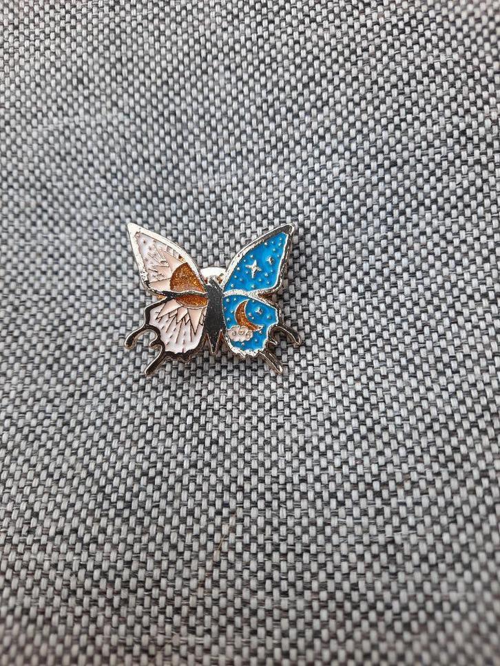 Goudkleurige vlinder pin met witte en blauwe vleugel te koop, Verzamelen, Speldjes, Pins en Buttons, Nieuw, Speldje of Pin, Dier of Natuur