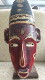 Traditioneel rood houten Afrikaans Guru masker, Ophalen