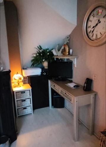 bureau set; bureau/sidetable, kastje, plankje stoel en klok beschikbaar voor biedingen