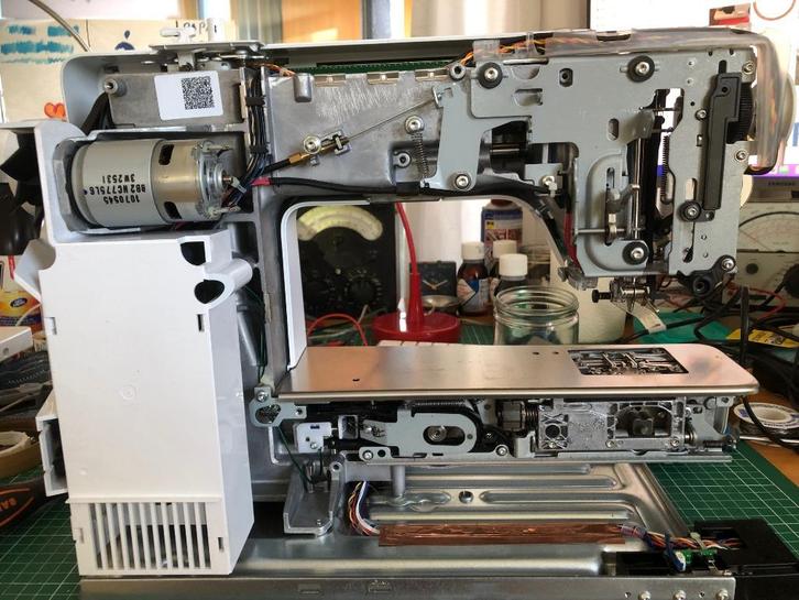 Duurzaam naaimachine en lockmachine onderhoud, Hobby en Vrije tijd, Naaimachines en Toebehoren, Zo goed als nieuw, Naaimachine