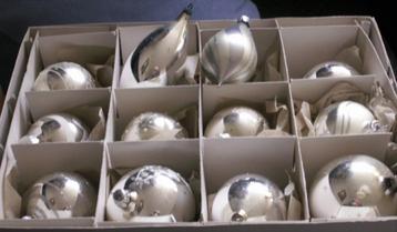 Doos met 12 glazen vintage kerstballen beschikbaar voor biedingen
