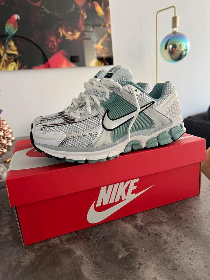Nike Zoom Vomero 5 NIEUW & ORIGINEEL, Kleding | Heren, Schoenen, Nieuw, Sportschoenen, Overige kleuren, Ophalen