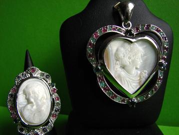 Prachtige Grote Zilveren Camee Set met Robijn en Smaragd beschikbaar voor biedingen