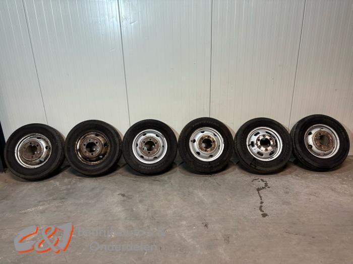Velgen set + banden van een Iveco New Daily, Auto-onderdelen, Banden en Velgen, Personenwagen, Gebruikt, 3 maanden garantie, Ophalen of Verzenden