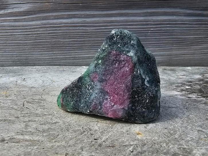 Ruwe robijn in zoisiet 124 gram, Verzamelen, Mineralen en Fossielen, Mineraal, Ophalen of Verzenden