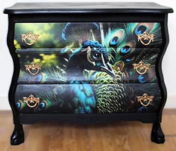 Een zwarte ladekast, buikkastje “Trots als een pauw” beschikbaar voor biedingen