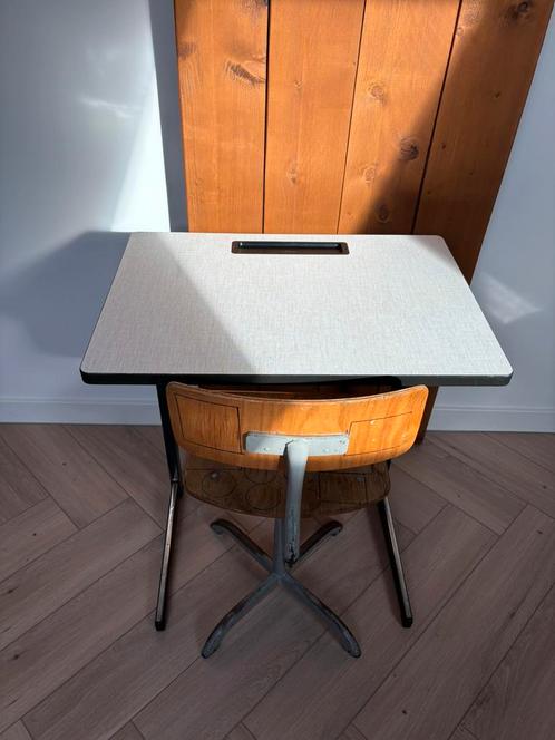 Vintage schooltafel met bijpassende stoel, Kinderen en Baby's, Kinderkamer | Tafels en Stoelen, Zo goed als nieuw, Ophalen