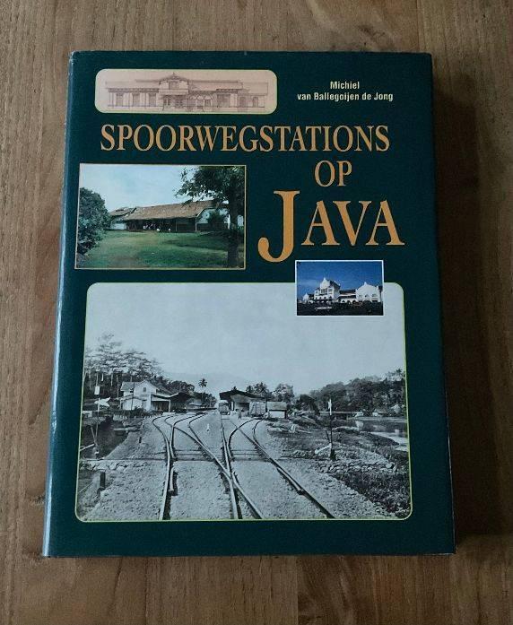spoorwegstations op Java Nederlands-Indie treinen boek, Verzamelen, Spoorwegen en Tramwegen, Zo goed als nieuw, Trein, Boek of Tijdschrift