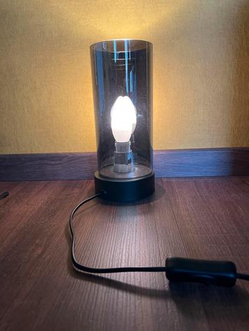 Mooie glazen tafellamp beschikbaar voor biedingen