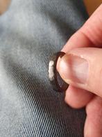 Zirkonium ring, zwart met wit gouden dot, Sieraden, Tassen en Uiterlijk, Ringen, Overige materialen, Ophalen of Verzenden, Zo goed als nieuw