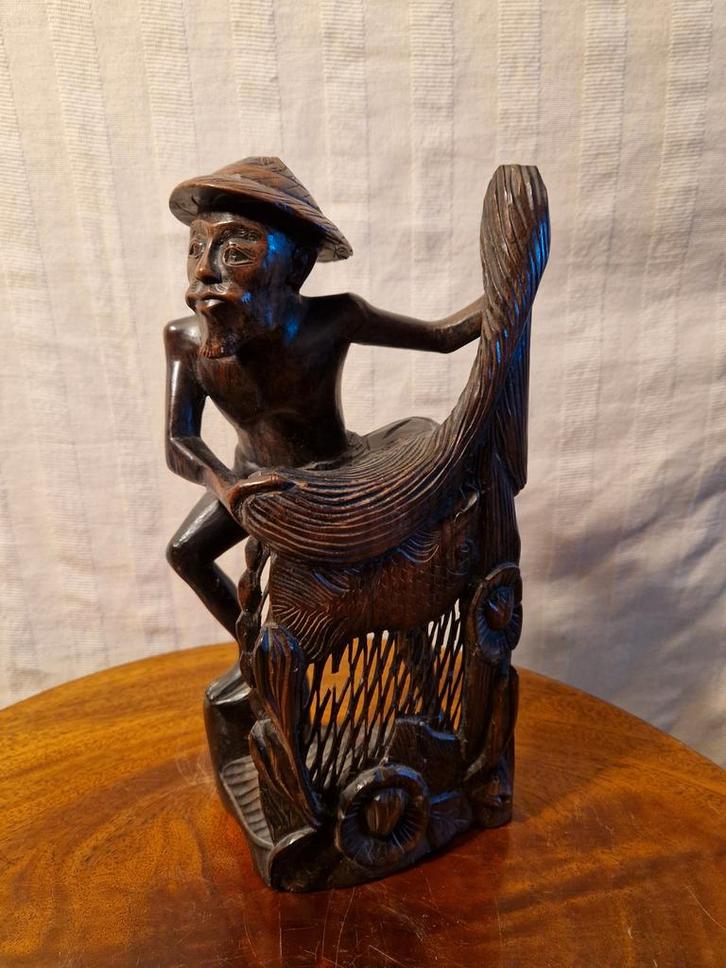 Balinees Houtsnijwerk – Vissersman met Visnet | Handgesneden, Antiek en Kunst, Kunst | Beelden en Houtsnijwerken, Ophalen of Verzenden