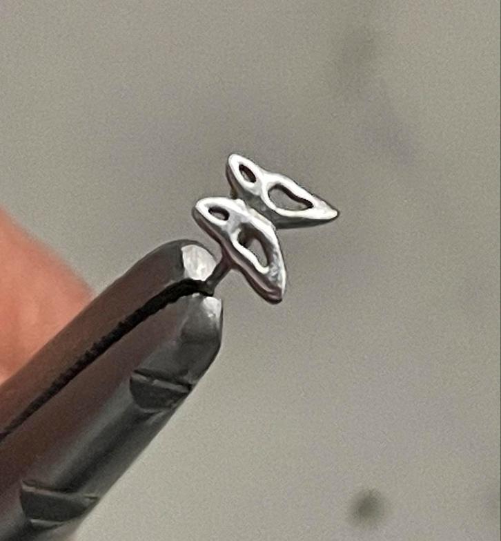 9 karaat wit gouden oorbel (één stuk) vlinder, Sieraden, Tassen en Uiterlijk, Oorbellen, Zo goed als nieuw, Knopjes of Stekers